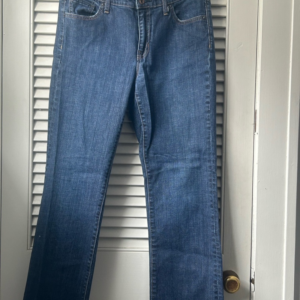 Gap ladies 1969 classic fit 8 reg blue jeans. Excellent condition.